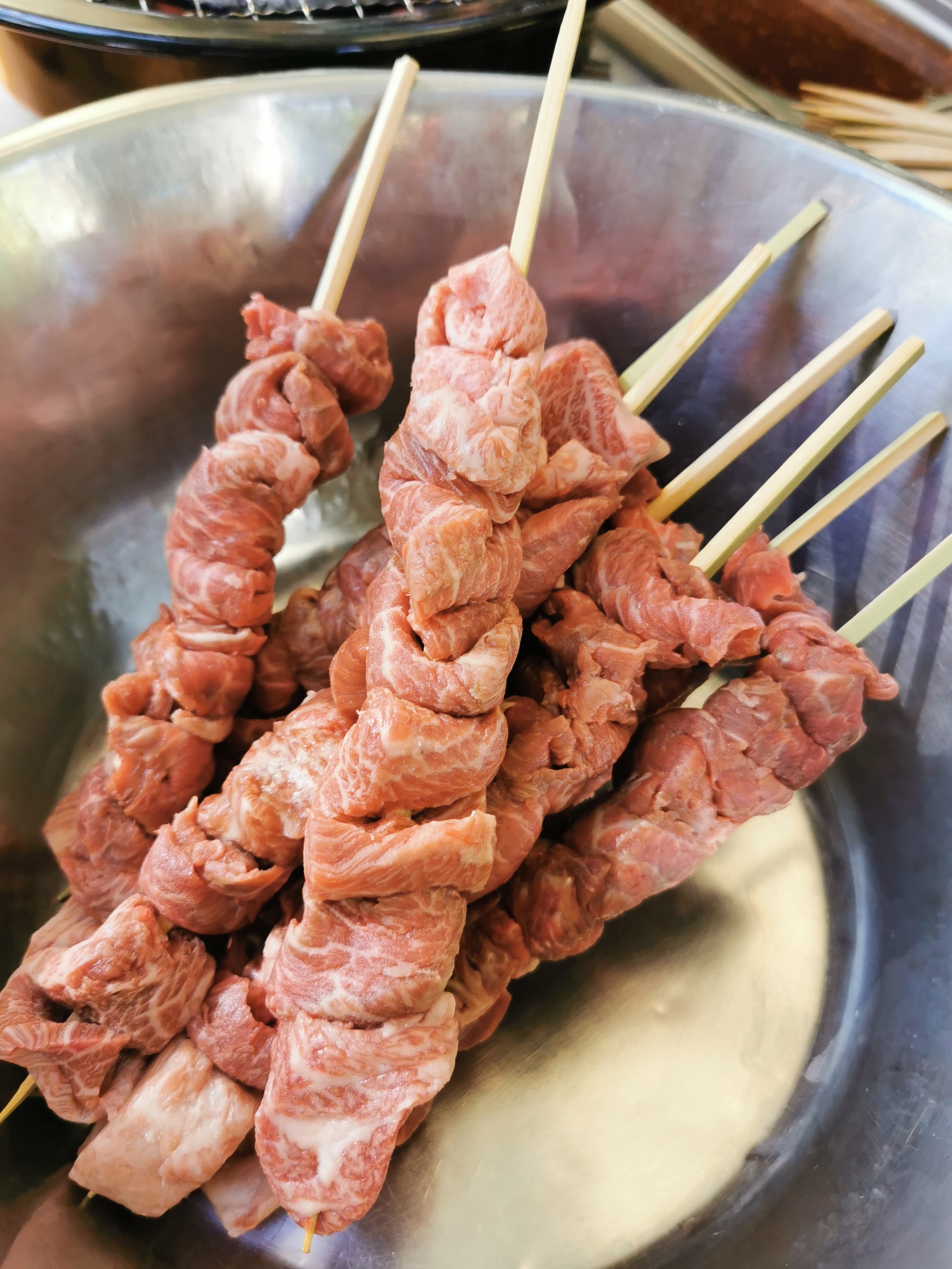 串を仕込む様子